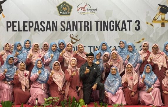 Edwin Senjaya Lepas Kelulusan 36 Santri Tingkat III MDKT Regol