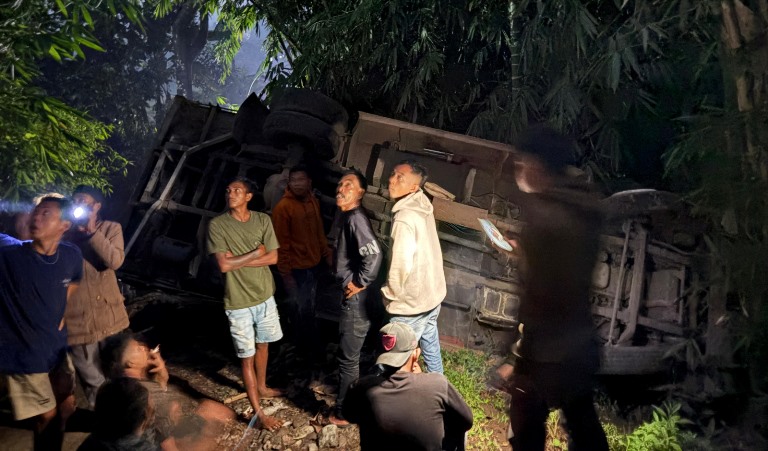 Polisi Respon Cepat, Evakuasi Truk Kecelakaan Tunggal di Tanjakan Jalan Parungjawa Garut