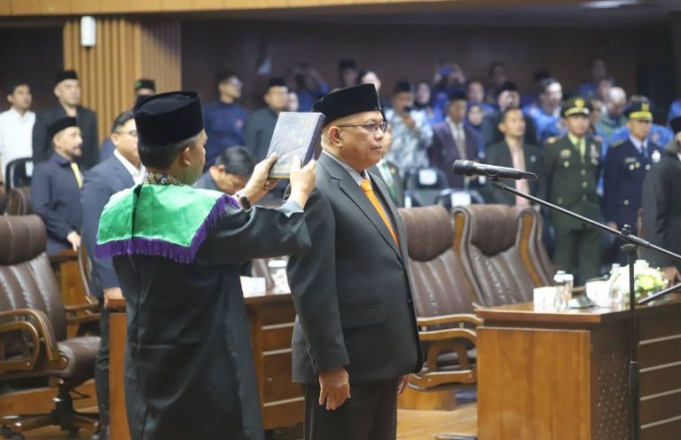 Deni Nursani Ucap Sumpah Sebagai Anggota DPRD Kota Bandung Melalui Mekanisme PAW