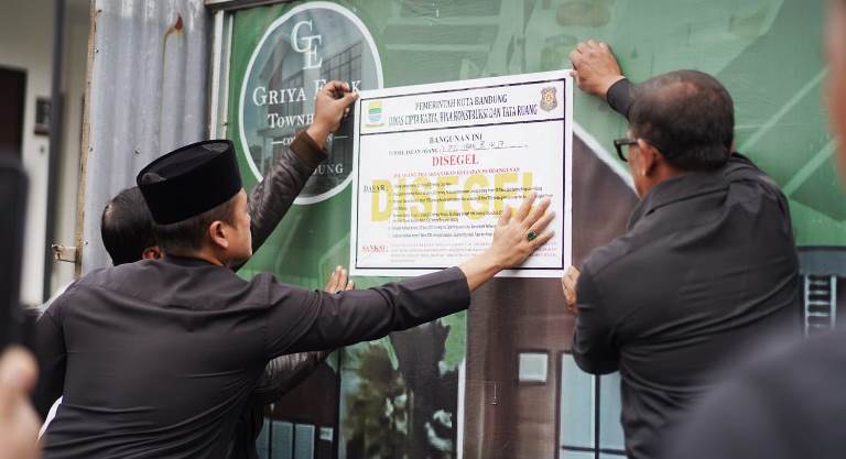 Diduga Tak Kantongi Izin, Pemkot Bandung Segel Proyek Perumahan di Gumuruh