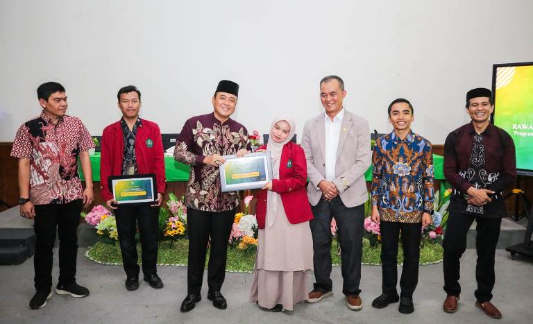 Pemkot Bandung Salurkan Bansos RMP Mahasiswa di Kampus Uninus