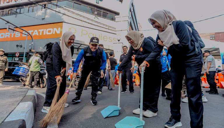 ASN Bersama Sejumlah Komunitas Laksanakan Gerakan Beberesih Bandung