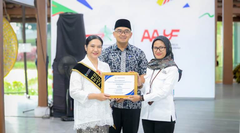 Farhan Kukuhkan Aryatri Benarto sebagai Bunda Kota Bandung