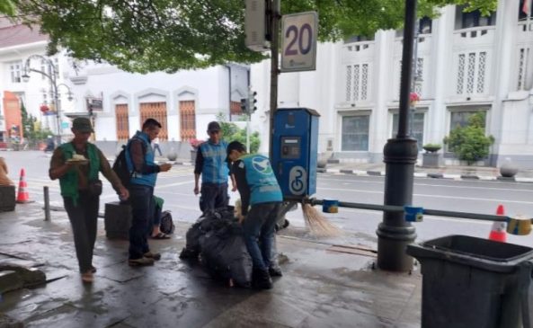 DLH Kota Bandung Angkut 95 Meter Kubik Sampah Sisa Malam Tahun Baru 2026