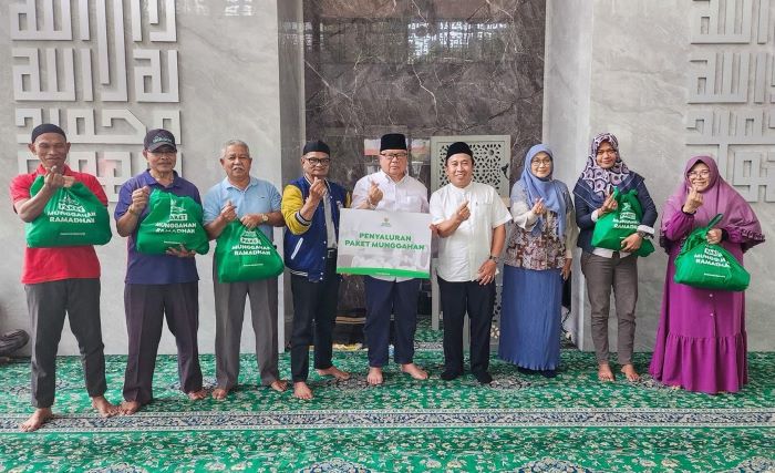 BAZNAS Jawa Barat Salurkan 40 Paket Munggahan dan Bantuan Operasional Masjid As Salam Dago Bandung