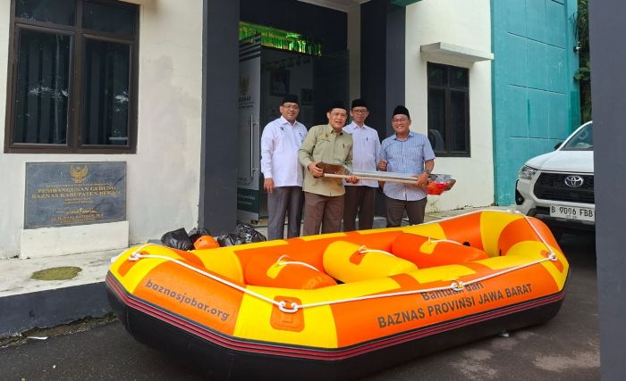 BAZNAS Jawa Barat Serahkan Perahu Karet Kebencanaan untuk Perkuat Kesiapsiagaan Banjir di Kabupaten Bekasi