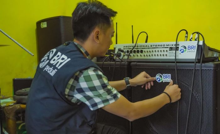 BRI BO Cibadak Salurkan Bantuan Alat Musik ke Komunitas Seni di Sukabumi, Dorong Kreativitas Generasi Muda