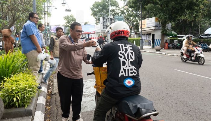PT Pos Properti Indonesia Bagikan 600 Paket Takjil, Hangatkan Ramadan 1447 H di Bandung