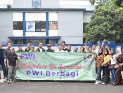 Pokja PWI Kota Bandung Bagikan 300 Takjil Gratis di Depan Stadion Sidolig