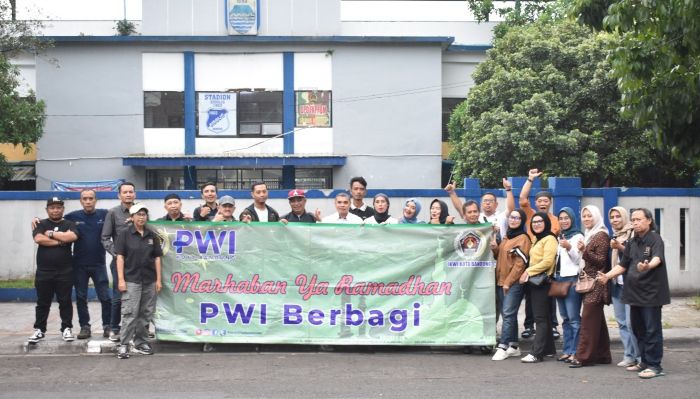 Pokja PWI Kota Bandung Bagikan 300 Takjil Gratis di Depan Stadion Sidolig