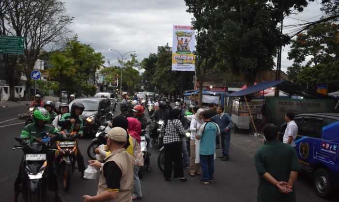Pokja PWI Kota Bandung Konsisten 8 Tahun Berbagi Takjil Ramadan, 400 Paket Habis Dalam Waktu Singkat