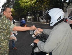 Dandim 0618 Turun Langsung Bagikan Takjil, PWI Berbagi Ramadan di Bandung Tetap Meriah