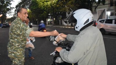Dandim 0618 Turun Langsung Bagikan Takjil, PWI Berbagi Ramadan di Bandung Tetap Meriah