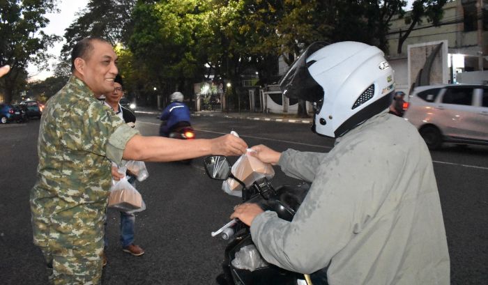 Dandim 0618 Turun Langsung Bagikan Takjil, PWI Berbagi Ramadan di Bandung Tetap Meriah
