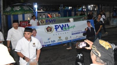 Dandim 0618 Turun Langsung Bagikan Takjil, PWI Berbagi Ramadan di Bandung Tetap Meriah2