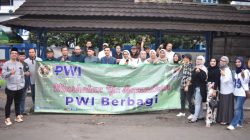 Pokja PWI Kota Bandung Bagikan 300 Takjil Gratis di Depan Stadion Sidolig pada Hari ke-16 Ramadan