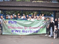 Pokja PWI Kota Bandung Bagikan 300 Takjil Gratis di Depan Stadion Sidolig pada Hari ke-16 Ramadan