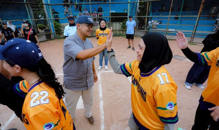 Farhan Ajak Warga Bandung Terapkan Gaya Hidup Sehat Lewat Turnamen Slowpitch Ramadan