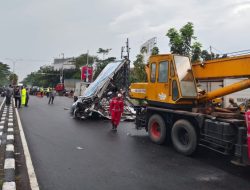Hujan Disertai Angin Kencang, Damkarmatan Bandung Tangani Reklame Roboh dan Pohon Tumbang
