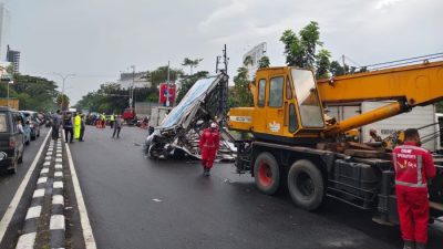 Hujan Disertai Angin Kencang, Damkarmatan Bandung Tangani Reklame Roboh dan Pohon Tumbang