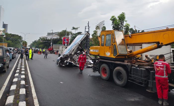 Hujan Disertai Angin Kencang, Damkarmatan Bandung Tangani Reklame Roboh dan Pohon Tumbang