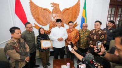 Pemkot Bandung Serahkan Santunan Rp50 Juta kepada Keluarga Korban Pohon Tumbang