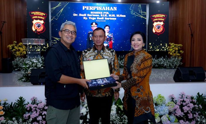 Perpisahan Kapolrestabes Bandung, Farhan Apresiasi Kepemimpinan Budi Sartono dalam Menjaga Stabilitas Kota