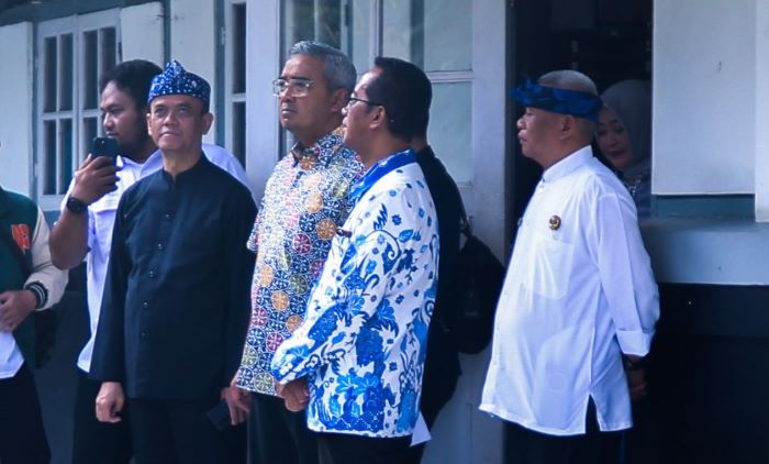 Tinjau TKA di SMPN 1 Bandung, Farhan Pastikan Pelaksanaan Ujian Nasional Berjalan Lancar