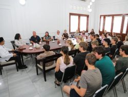 Wali Kota Bandung Perkenalkan Sejarah Kota kepada Pelajar Australia di Pendopo