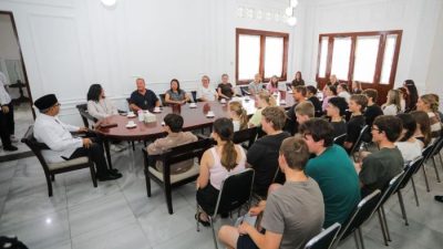 Wali Kota Bandung Perkenalkan Sejarah Kota kepada Pelajar Australia di Pendopo