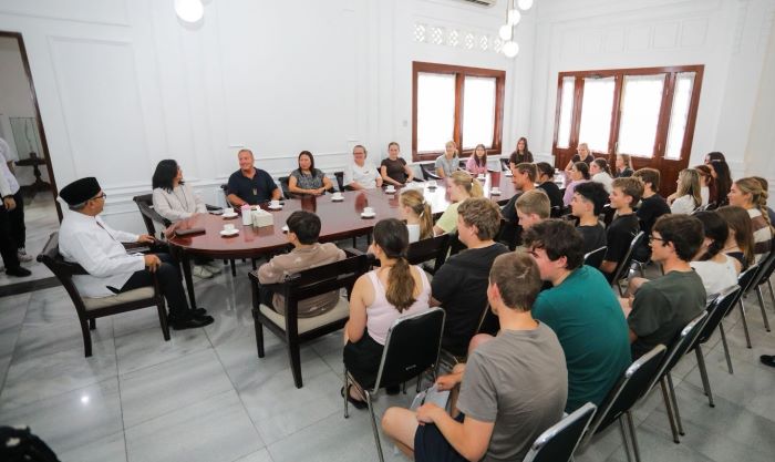 Wali Kota Bandung Perkenalkan Sejarah Kota kepada Pelajar Australia di Pendopo