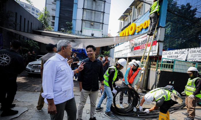 Farhan Prioritaskan Layanan Publik, Penertiban Kabel Udara di Asia Afrika Ditunda Sementara