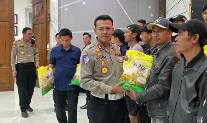 Bantuan Pangan Satlantas Polrestabes Bandung Jadi Upaya Perkuat Ketahanan Sosial Warga