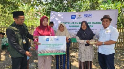 BAZNAS Jabar Salurkan Zakat Pengguna BRImo kepada 80 Mustahik di Karawang Lewat Program Berbagi Daging Hingga Pelosok