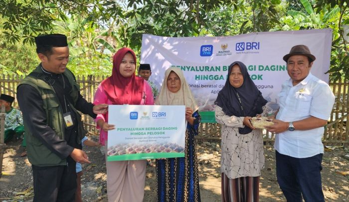 BAZNAS Jabar Salurkan Zakat Pengguna BRImo kepada 80 Mustahik di Karawang Lewat Program Berbagi Daging Hingga Pelosok