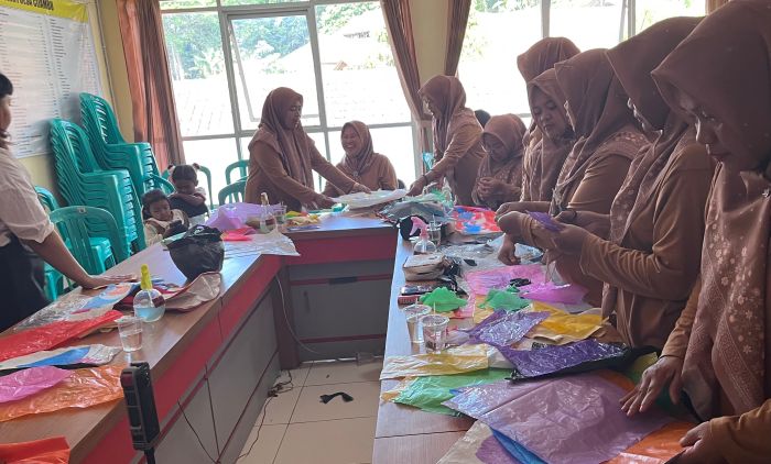 FIB Unpad dan BIYA Project Dorong Ekonomi Kreatif Lewat Daur Ulang Plastik di Desa Cijambu Sumedang