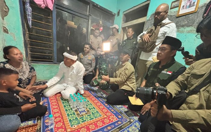 Gubernur Dedi Mulyadi dan BAZNAS Jabar Salurkan Santunan Rp300 Juta untuk Keluarga Korban Kecelakaan di Indramayu