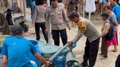 Polisi Distribusikan 18.000 Liter Air Bersih Gratis untuk Warga Terdampak Kemarau di Indramayu