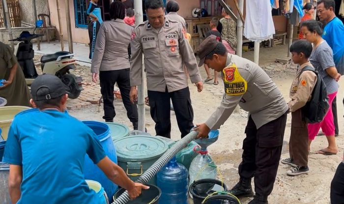 Polisi Distribusikan 18.000 Liter Air Bersih Gratis untuk Warga Terdampak Kemarau di Indramayu
