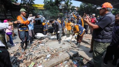 Benahi Trotoar dan Drainase Kiaracondong, Farhan Tegaskan PKL Wajib Tertib Aturan