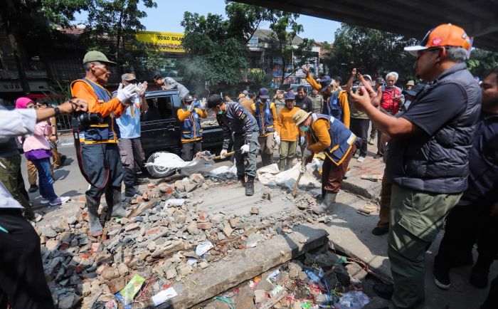 Benahi Trotoar dan Drainase Kiaracondong, Farhan Tegaskan PKL Wajib Tertib Aturan