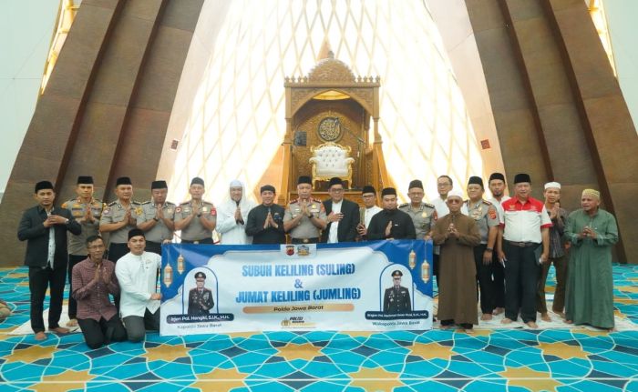 Kapolda Jabar Irjen Pol Hengki Pimpin Safari Shalat Jumat di Masjid Raya Al-Jabbar